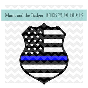 Peut inclure: Un graphique en forme de bouclier noir et bleu avec une fine ligne bleue et un motif de drapeau américain. Le texte "Mams and the Badger" et "INCLUDES SVG, DXF, PNG & EPS" est en haut de l'image.