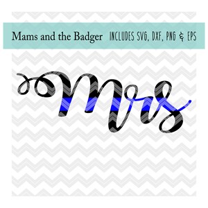 Peut inclure: Texte "Mrs." en noir et blanc avec une ligne bleue traversant les lettres. L'arrière-plan est un motif en chevron gris.