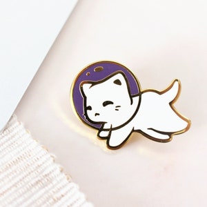 Cute Cat in Space Collectors Kitty Hard Enamel Pin Badge Kawaii Aesthetic Birthday Gift for Her Christmas Present for Him Miamouz Bild 1