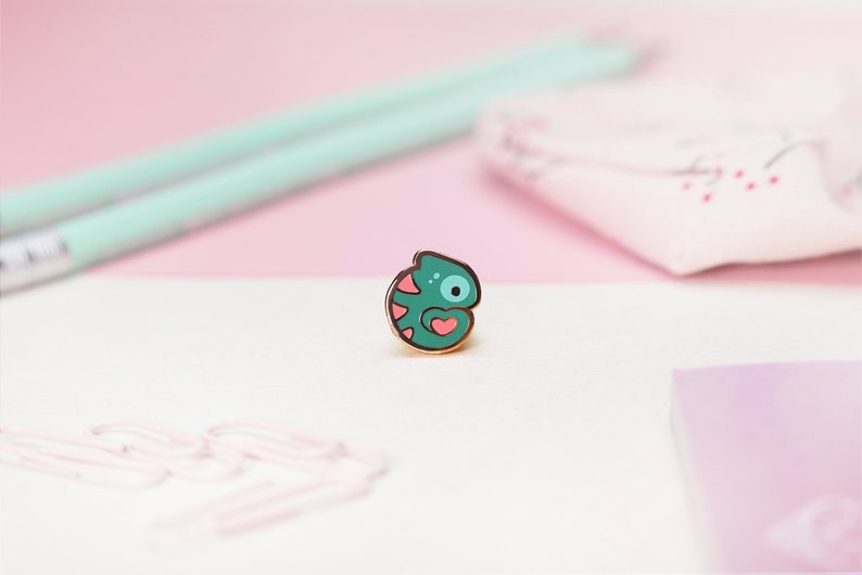 Tiny Love Chameleon Mini Pin Heart Cute Collectors Hard Enamel Pin Badge Kawaii Aesthetic Birthday Gift for Her Christmas Present Bild 1