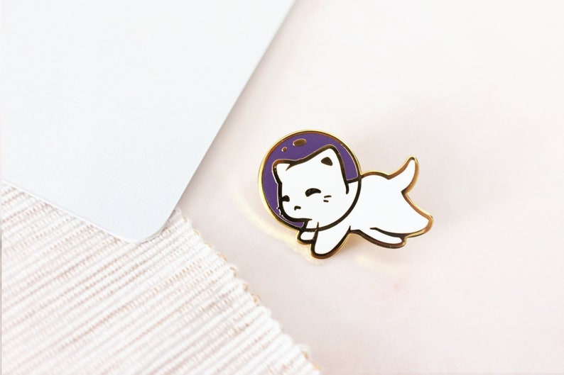 Cute Cat in Space Collectors Kitty Hard Enamel Pin Badge Kawaii Aesthetic Birthday Gift for Her Christmas Present for Him Miamouz Bild 1