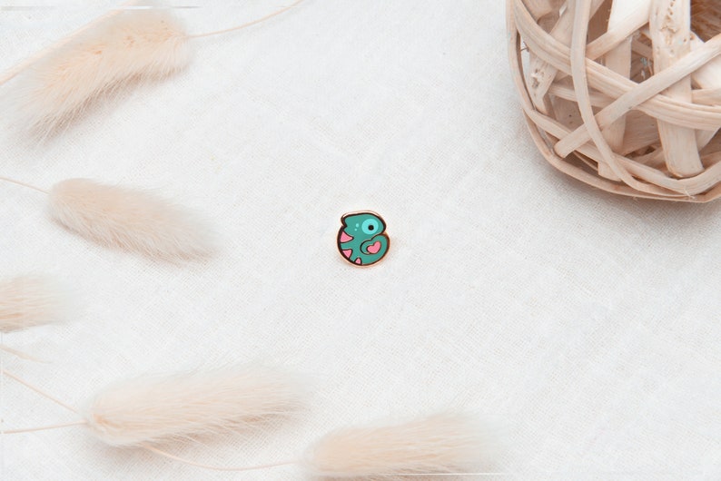 Tiny Love Chameleon Mini Pin Heart Cute Collectors Hard Enamel Pin Badge Kawaii Aesthetic Birthday Gift for Her Christmas Present Bild 2