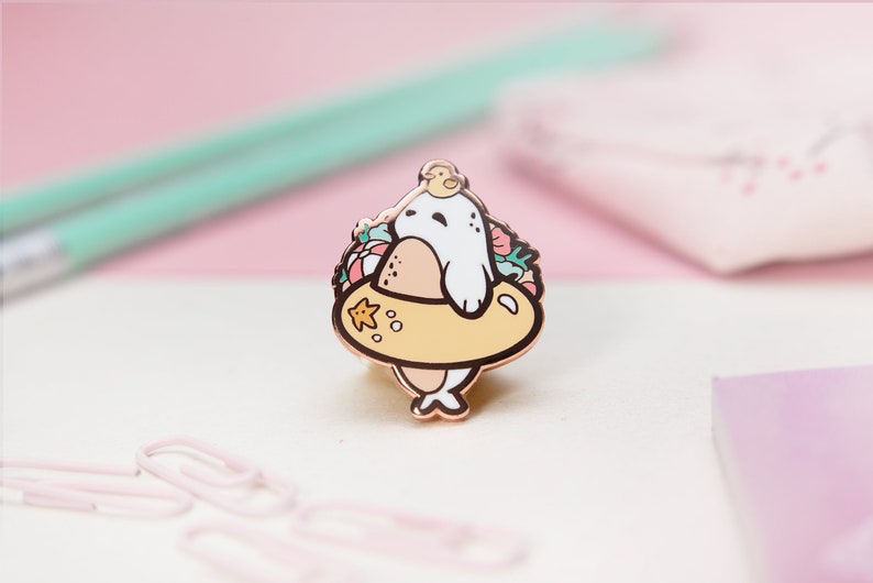 Sweet Summer Seal Summer Pinniped Collectors Hard Enamel Pin Badge Kawaii Aesthetic Birthday Gift for Her Christmas Present Bild 1