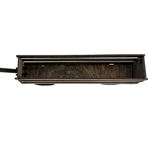 Puede incluir: Estante de pared de madera marr&oacute;n oscuro con forma rectangular y un soporte met&aacute;lico. El estante tiene un acabado envejecido y el soporte est&aacute; fijado al lateral. El estante est&aacute; dise&ntilde;ado para exhibir objetos.