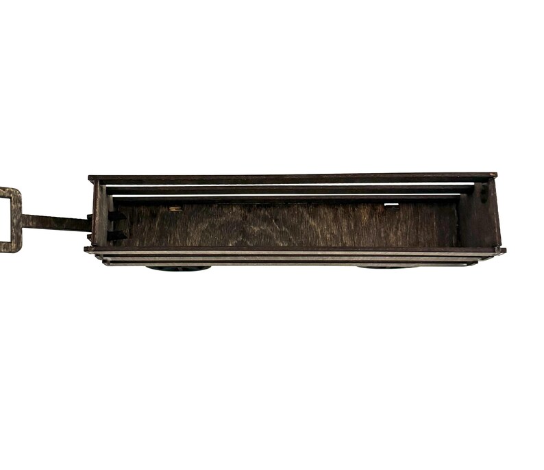 Puede incluir: Estante de pared de madera marr&oacute;n oscuro con forma rectangular y un soporte met&aacute;lico. El estante tiene un acabado envejecido y el soporte est&aacute; fijado al lateral. El estante est&aacute; dise&ntilde;ado para exhibir objetos.