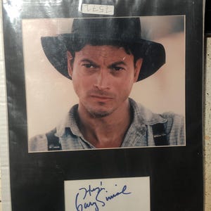 Original Actor Gary Sinise autograph on 3x5” card with large photo