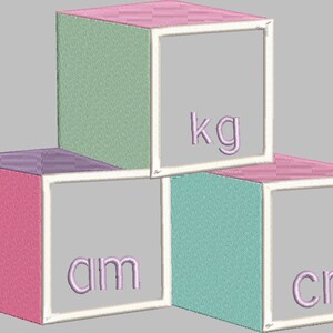 Puede incluir: Tres bloques coloridos con las palabras "kg", "cm" y "am" en ellos. Los bloques est&aacute;n apilados uno encima del otro.
