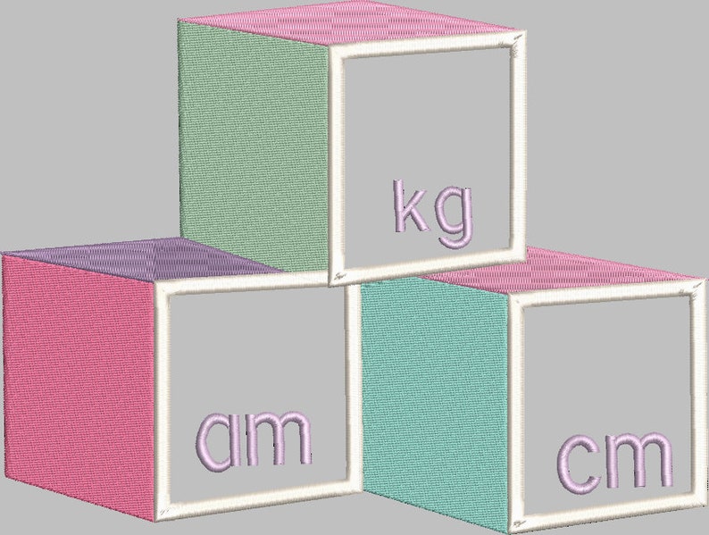 Puede incluir: Tres bloques coloridos con las palabras "kg", "cm" y "am" en ellos. Los bloques est&aacute;n apilados uno encima del otro.