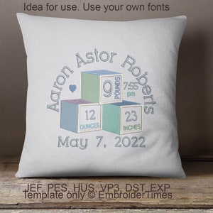 Puede incluir: Una almohada blanca con bordado azul y verde del nombre de un beb&eacute;, la fecha de nacimiento, el peso y la longitud. El texto dice "Aaron Astor Roberts", "May 7, 2022", "9 pounds 7:55 pm", "12 ounces", y "23 inches".