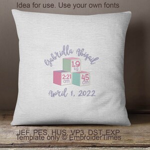 Puede incluir: Una almohada blanca con texto bordado que dice "Gabriella Abigail" con un dise&ntilde;o de tres bloques coloridos con el texto "1,9 kg", "2:21 am" y "45 cm". El texto "1 de abril de 2022" tambi&eacute;n est&aacute; bordado en la almohada.