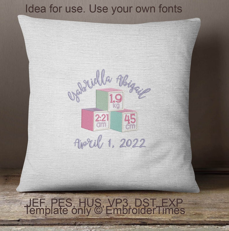 Puede incluir: Una almohada blanca con texto bordado que dice "Gabriella Abigail" con un dise&ntilde;o de tres bloques coloridos con el texto "1,9 kg", "2:21 am" y "45 cm". El texto "1 de abril de 2022" tambi&eacute;n est&aacute; bordado en la almohada.