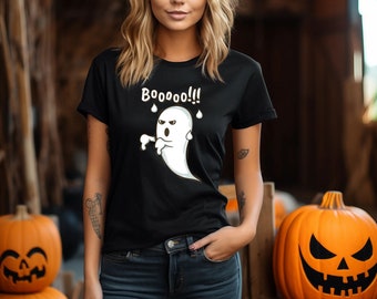 以下が含まれることがあります： 白い幽霊のグラフィックと「BooOOO!!!」というテキストがプリントされた黒いTシャツ。幽霊は面白い顔をしていて、目から一筋の涙が流れています。