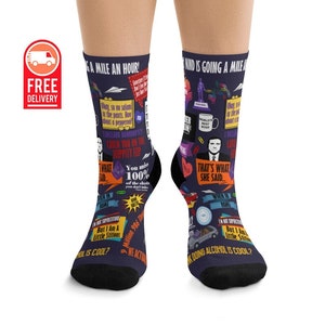 以下が含まれることがあります： 「ザ・オフィス」をテーマにしたカラフルな靴下2足セット。靴下には、ショーのさまざまな引用句や画像が描かれており、「That's what she said」、「You miss 100% of the shots you don't take」、「I declare bankruptcy!」などが含まれています。