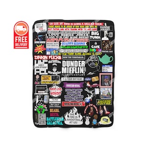 以下が含まれることがあります： 「ザ・オフィス」をテーマにした、黒と白のフリースブランケット。番組の引用と画像のコラージュが施されています。ブランケットには、「それは彼女が言ったのよ」「クマ。ビーツ。バトルスター・ギャラクティカ」「私は迷信深いわけではないが、少しだけ迷信深い」「脅威レベル・ミッドナイト」「火が撃っているぞ！」「何も理解できない。一度騙されたら、ストライク1。二度騙されたら、ストライク3。ムクドゥク」などの引用が書かれています。