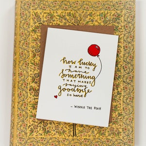 Qué suerte tengo de tener algo que hace que decir adiós sea tan difícil, Tarjeta con cita de Winnie the Pooh, Universidad, Graduación, Te extraño, Me voy