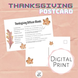 以下が含まれることがあります： デジタルプリントラベルが付いたサンクスギビングのポストカード。ポストカードには、サンクスギビングのディフューザーブレンドのリストが記載されており、エッセンシャルオイルの名前と量が記載されています。ポストカードには、水彩画の秋の葉のイラストが描かれています。