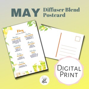 Könnte beinhalten: Eine druckbare Postkarte mit gelbem Hintergrund und einem Zitronendesign. Die Postkarte zeigt eine Liste von Diffuser-Mischungen für jeden Tag des Monats Mai. Der Text enthält den Namen der Mischung, die verwendeten ätherischen Öle und die Menge jedes Öls. Die Postkarte enthält auch den Text "Crazy Oil Mum" am unteren Rand.