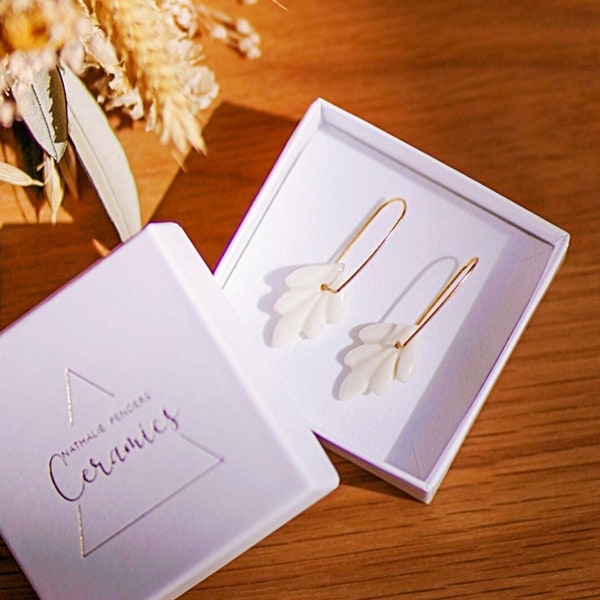 Boucles d'oreilles en porcelaine blanche Lys faites main pour femme