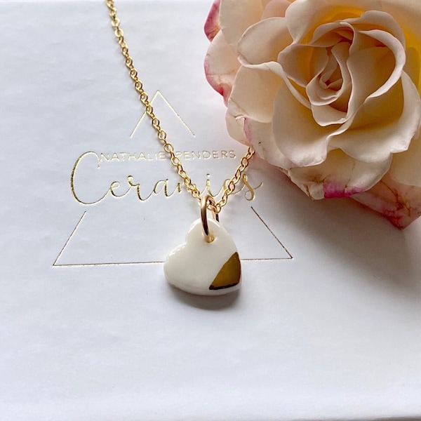 Chaine collier avec un pendentif petit coeur en porcelaine et or