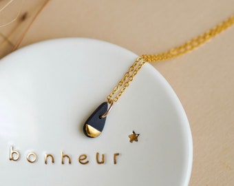 Chain necklace with a drop pendant in black and gold porcelain