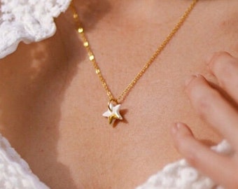 Chain with a star in white porcelain and gold for women