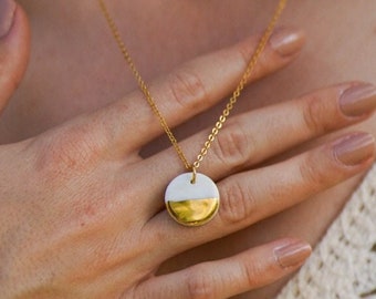 Necklace chain with a round in porcelain and gold