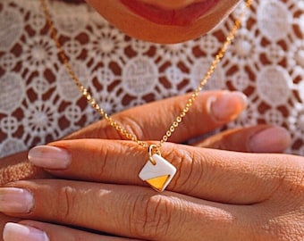 Chain with a porcelain and gold square for women