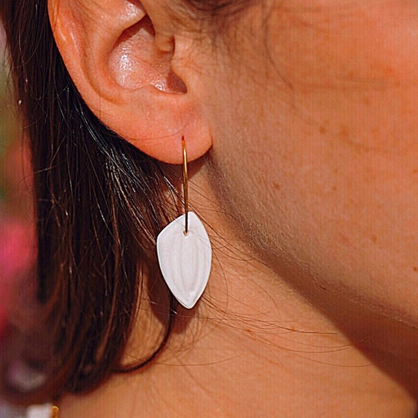 Boucles d'oreilles dormeuses en porcelaine blanche faites main pour femme forme tulipe