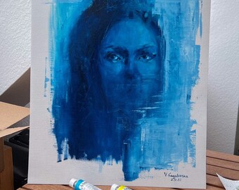 Puede incluir: Una pintura abstracta azul de la cara de una mujer con un estilo de pinceladas. La pintura está firmada "V. Kagalovska 20.11.22".