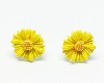 zonnebloemstekers, madeliefjestekers, zonnebloemoorbellen, madeliefje oorbellen, boho zonnebloemstekers, boho madeliefje oorstekers cadeau, geel, wit