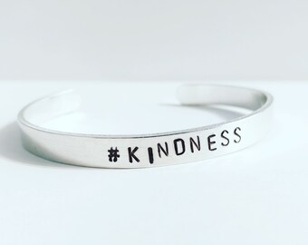 Handgemaakte op maat gemaakte gepersonaliseerde handgestempelde armband, handgestempelde manchetarmbanden, metaalgestempeld monogram, naam, zin, initialen, motto