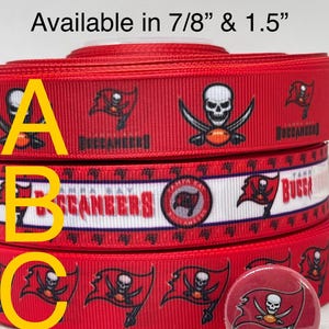 以下が含まれることがあります： タンパベイバッカニアーズのロゴが入った赤、白、黒のリボン。リボンは7/8インチと1.5インチの幅があります。バッカニアーズのロゴが入った小さな赤いボタンも表示されています。