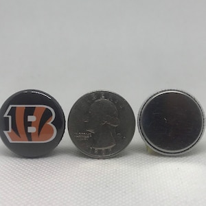 Cincinnati Bengals-inspirerat grosgrainband och/eller matchande 2,5 cm flatbacks. Perfekt för bågtillverkning och många andra hantverk. FLATBACK BUTTONS