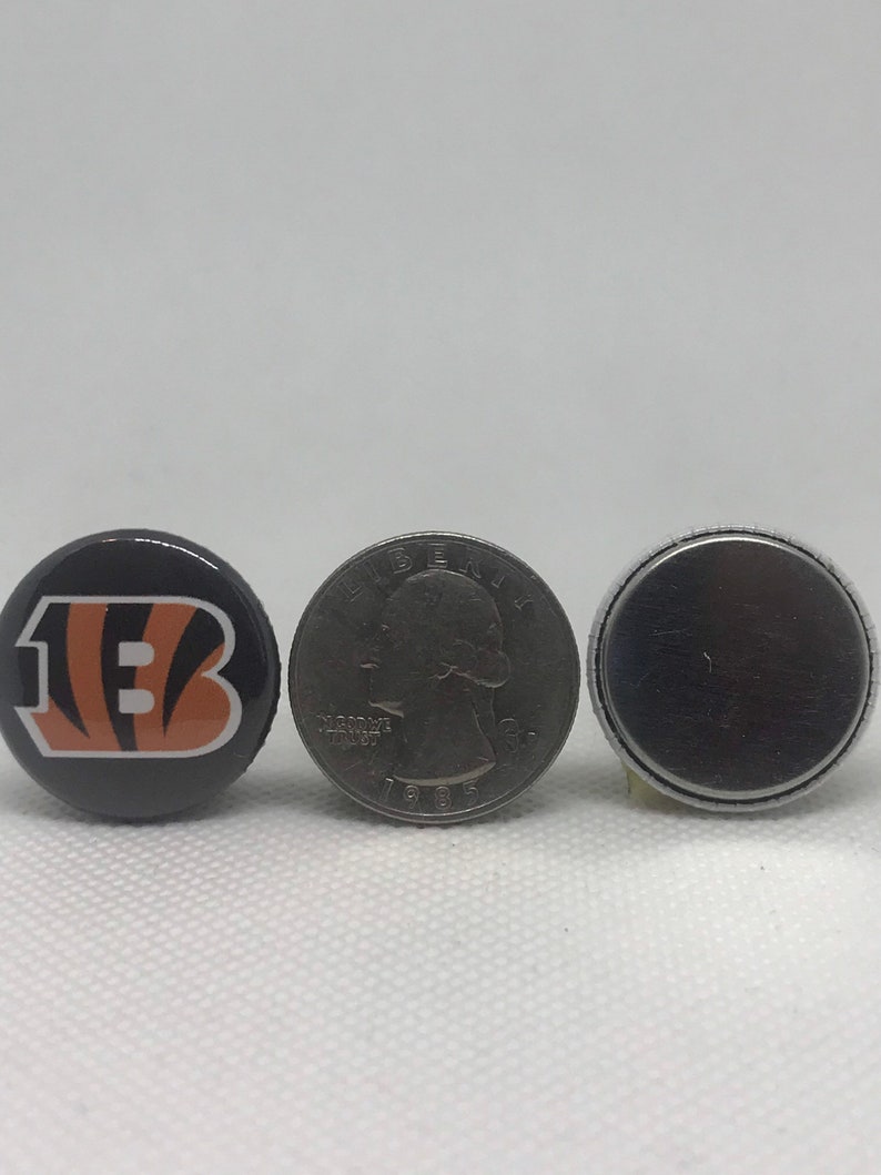 Cincinnati Bengals-inspirerat grosgrainband och/eller matchande 2,5 cm flatbacks. Perfekt för bågtillverkning och många andra hantverk. FLATBACK BUTTONS