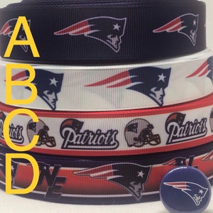 Puede incluir: Cuatro rollos de cinta azul marino, blanco, rojo y blanco con un logotipo de los New England Patriots. La cinta está decorada con el logotipo del equipo, el casco y la palabra "Patriots". También se incluye un pequeño botón azul con el logotipo de los Patriots.
