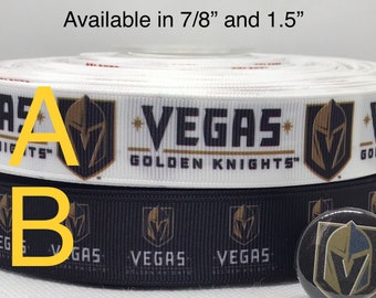 Pode incluir: Dois rolos de fita preta e branca com o logotipo e o texto dos Vegas Golden Knights. A fita está disponível em larguras de 7/8 polegadas e 1,5 polegadas. Também é mostrado um botão pequeno com o mesmo logotipo.