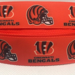 Cincinnati Bengals-inspirerat grosgrainband och/eller matchande 2,5 cm flatbacks. Perfekt för bågtillverkning och många andra hantverk. PRINT-A