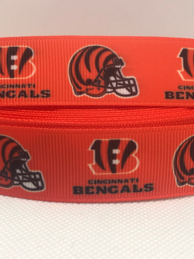 Cincinnati Bengals-inspirerat grosgrainband och/eller matchande 2,5 cm flatbacks. Perfekt för bågtillverkning och många andra hantverk. PRINT-A