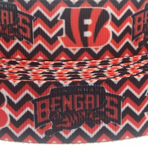 Cincinnati Bengals-inspirerat grosgrainband och/eller matchande 2,5 cm flatbacks. Perfekt för bågtillverkning och många andra hantverk. PRINT-C