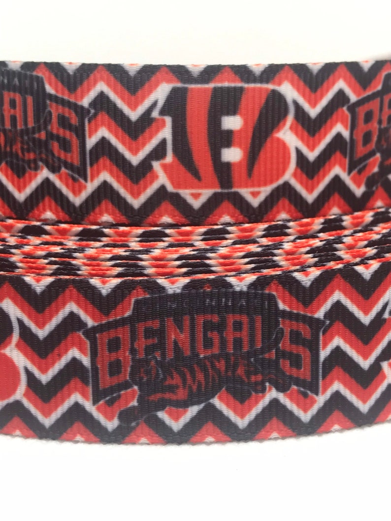 Cincinnati Bengals-inspirerat grosgrainband och/eller matchande 2,5 cm flatbacks. Perfekt för bågtillverkning och många andra hantverk. PRINT-C