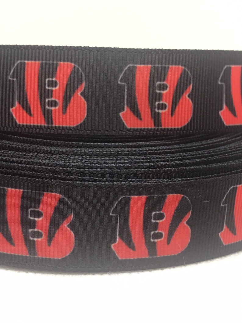 Cincinnati Bengals-inspirerat grosgrainband och/eller matchande 2,5 cm flatbacks. Perfekt för bågtillverkning och många andra hantverk. PRINT-B