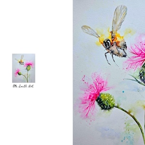 Peut inclure: Une peinture à l'aquarelle représentant un bourdon duveteux en vol au-dessus de deux fleurs de chardon rose vif avec des bases et des tiges vertes texturées. L'œuvre inclut le texte Elle Smith Art dans le coin inférieur droit et un petit encart.