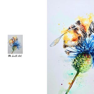 Peut inclure: Une peinture à l'aquarelle représentant un bourdon duveteux aux rayures jaunes et noires posé sur un bleuet bleu vif. L'œuvre comprend une tige verte et une tête de fleur texturée, avec le texte Elle Smith Art imprimé en bas.