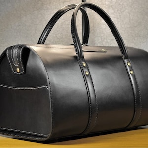 Schnittmuster für eine mittelgroße Reisetasche. Schnittmuster einer Ledertasche. Schnittmuster für Lederwaren. Schnittmuster für eine mittelgroße Reisetasche