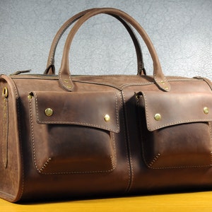 Reisetasche. Reisetasche aus Leder. Schnittmuster für eine Ledertasche. Muster für Lederarbeiten.