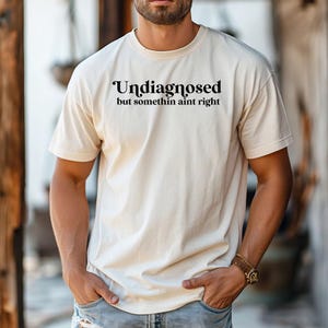 Sin diagnosticar pero algo no está bien - Camiseta, Sin diagnosticar pero estoy bastante seguro, Salud mental divertida, Camiseta con refranes divertidos, Camiseta con meme de moda