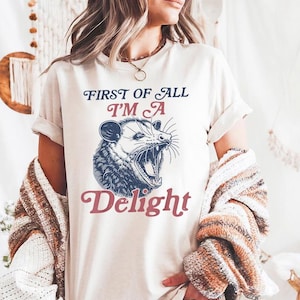 Allereerst I&#39;m a Delight - comfortabele kleuren, allereerst vintage possum-t-shirt, grappig retro-shirt, grafisch T-shirt, grappige vrouwenesthetiek