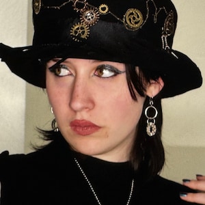 Steampunk-hoge hoed met tandwielen.