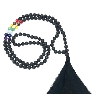 Collana Mala dei 7 Chakra: Perle di Meditazione in Lava Nera e Pietre Preziose