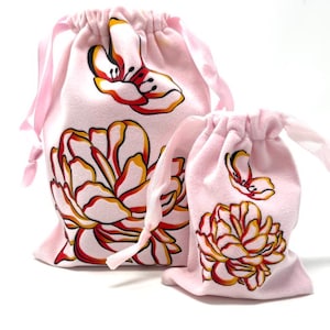 Schmetterling & Blume. Rosa DTF bedruckter Beutel Kordelzugbeutel aus Samt für Schmuck, Tarotkarten, Kristalle, Reiseaccessoires.